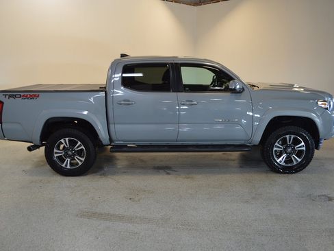 Used 2019 Toyota Tacoma TRD Sport image 2