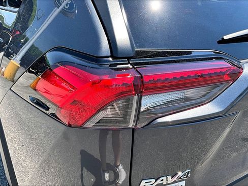 Used 2021 Toyota RAV4 LE AWD/4WD image 30