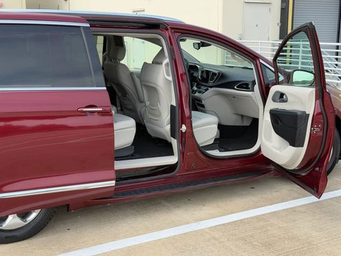 Used 2018 Chrysler Pacifica Touring-L FWD image 19