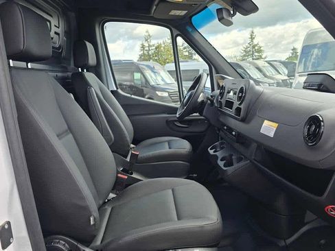 Used 2025 Mercedes-Benz Sprinter 2500 image 11