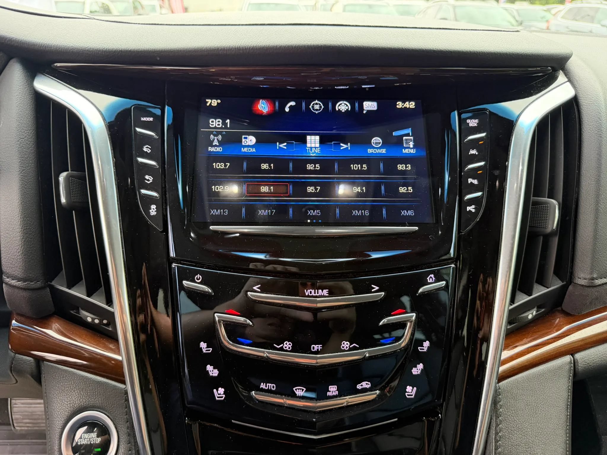 Used 2018 Cadillac Escalade Luxury AWD/4WD image 15