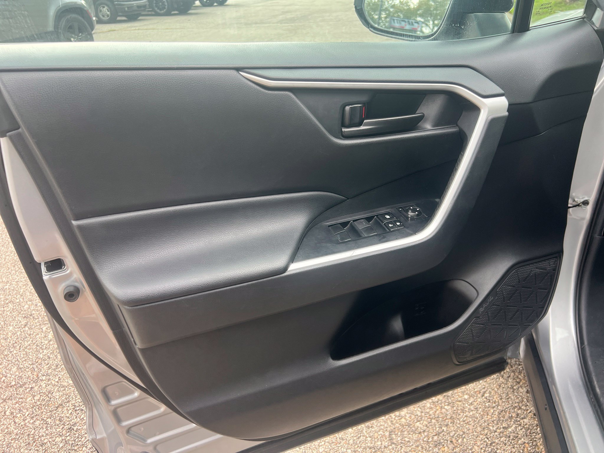 Used 2021 Toyota RAV4 LE FWD image 10