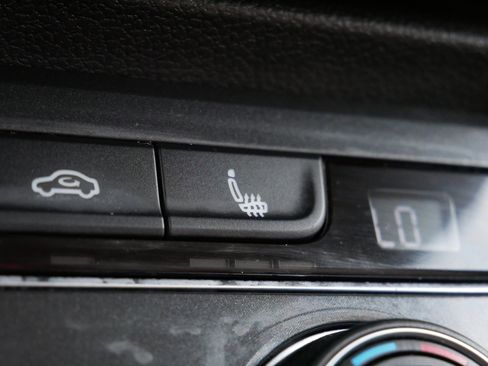 Used 2018 Volkswagen Tiguan SE image 31