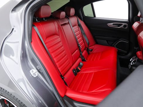 Used 2023 Alfa Romeo Giulia Veloce RWD image 13