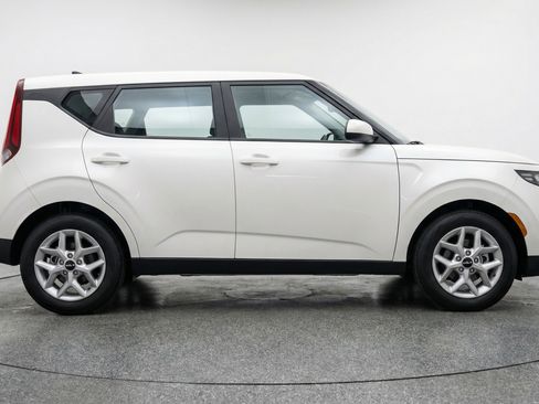 Used 2025 Kia Soul LX w/ LX Technology Package image 11