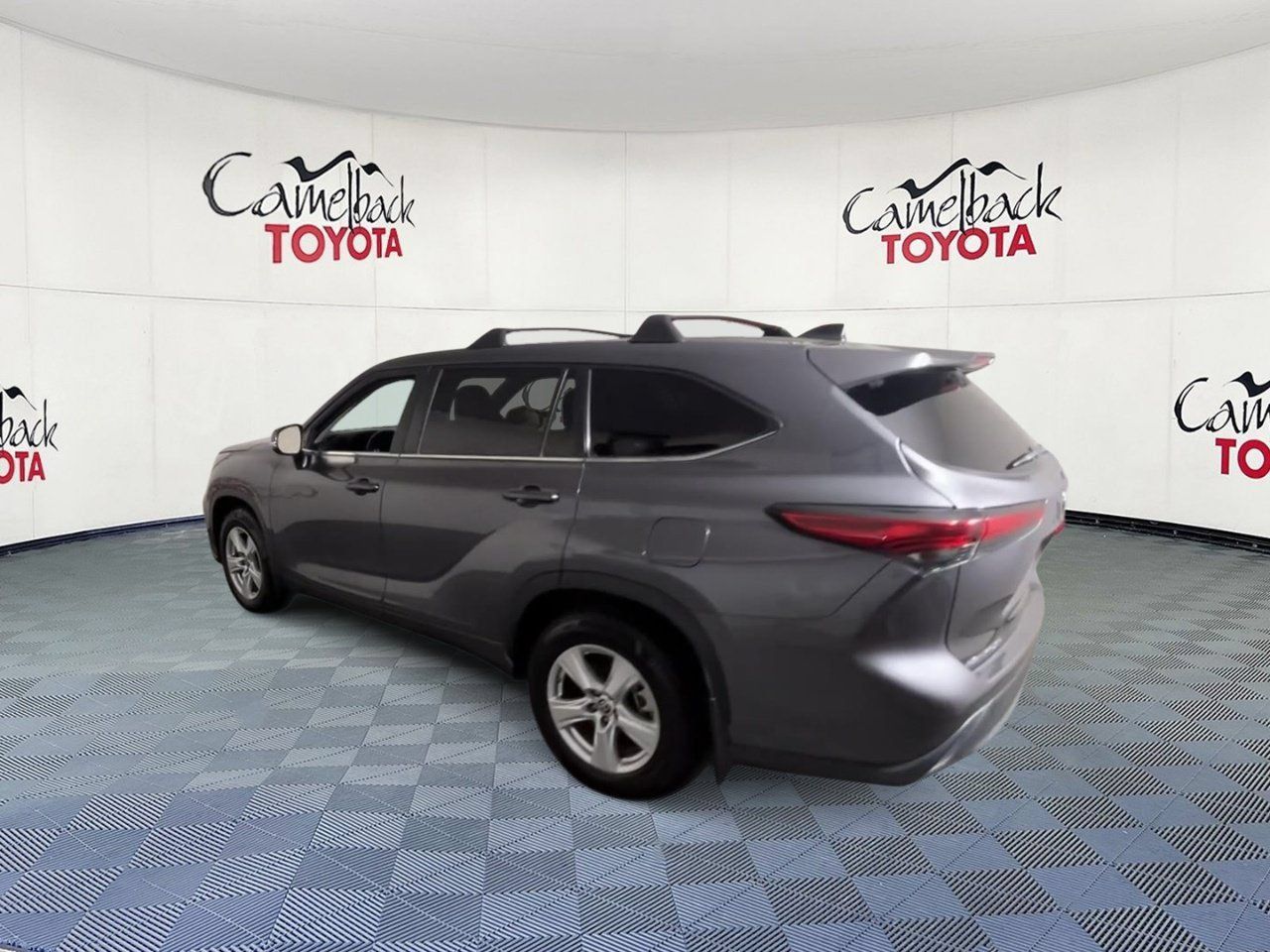 Used 2023 Toyota Highlander LE AWD/4WD image 8