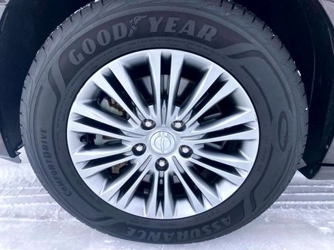 Used 2014 Chrysler Town & Country Touring-L w/ Driver Convenience Group image 24