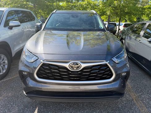 Used 2022 Toyota Highlander XLE AWD/4WD image 2