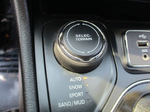 Used 2019 Jeep Cherokee Limited AWD/4WD image 13