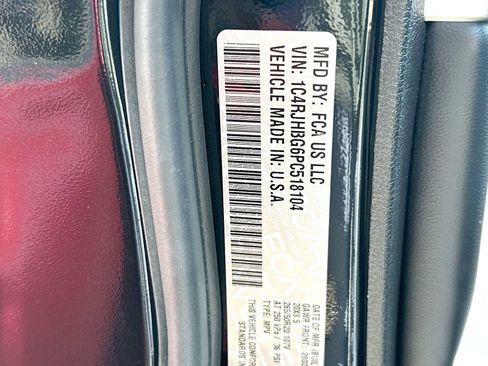 Used 2023 Jeep Grand Cherokee Limited w/ Black Appearance Package AWD/4WD image 22