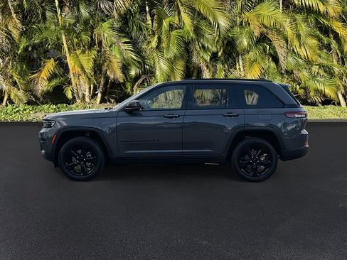 Used 2024 Jeep Grand Cherokee Altitude AWD/4WD image 9