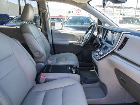Certified 2020 Toyota Sienna LE w/ Carpet Mat Package FWD image 16