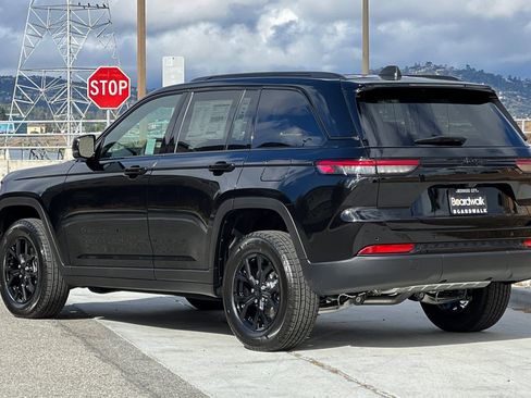New 2025 Jeep Grand Cherokee Altitude image 6