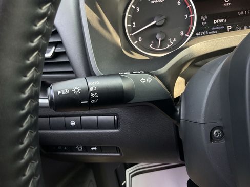 Used 2025 Nissan Rogue SV FWD image 34