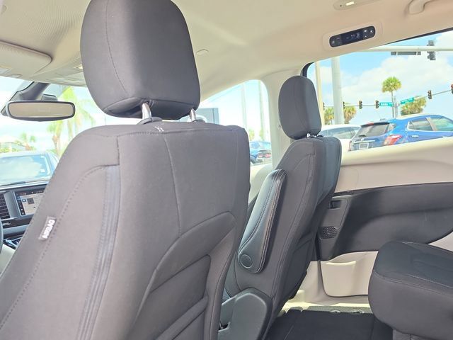 Used 2023 Chrysler Voyager LX FWD image 9