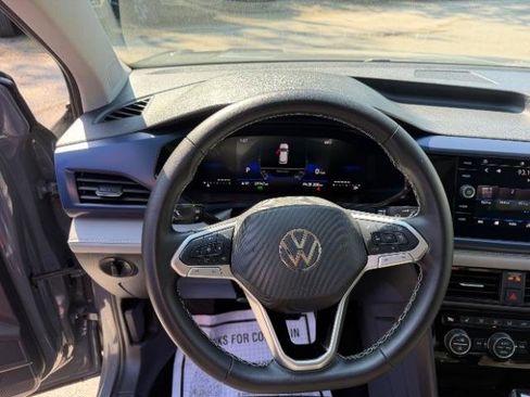Used 2024 Volkswagen Taos SE w/ Panoramic Sunroof Package image 19