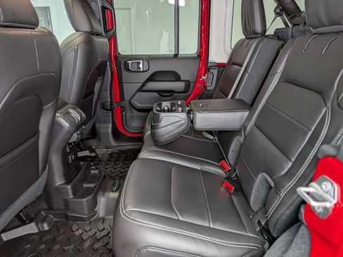 Used 2019 Jeep Wrangler Unlimited Sahara AWD/4WD image 27