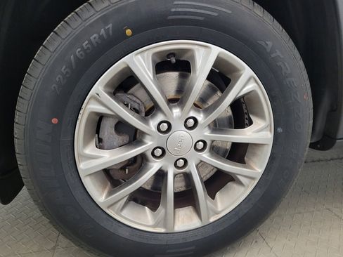 Used 2019 Jeep Cherokee Latitude Plus AWD/4WD image 31