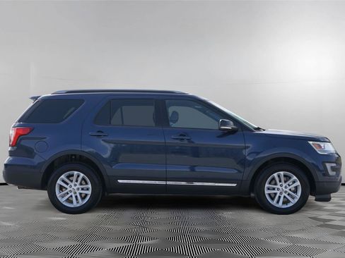 Used 2017 Ford Explorer XLT w/ Equipment Group 202A FWD image 4