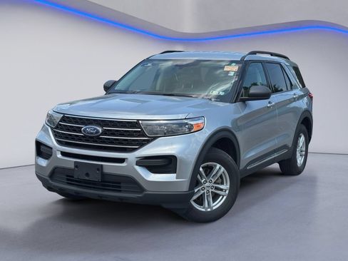 Used 2023 Ford Explorer XLT AWD/4WD image 2