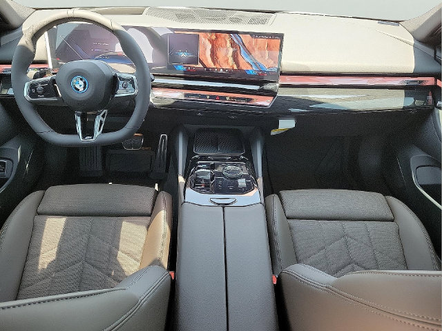 Used 2027 BMW i5 eDrive40 w/ M Sport Package RWD image 13