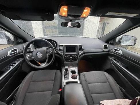 Used 2019 Jeep Grand Cherokee Laredo AWD/4WD image 5