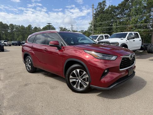Used 2022 Toyota Highlander XLE FWD image 3