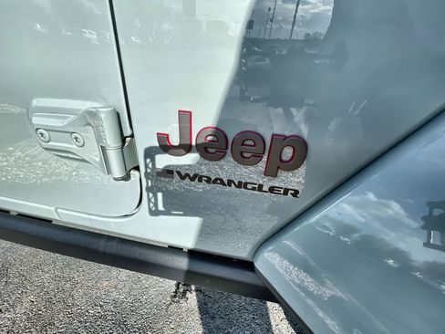 Used 2023 Jeep Wrangler Unlimited Rubicon w/ Cold Weather Group image 31