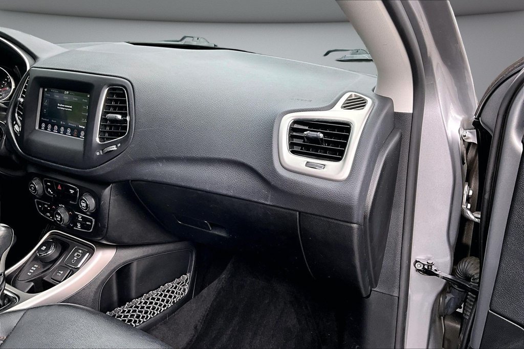Used 2019 Jeep Compass Latitude w/ Cold Weather Group AWD/4WD image 26