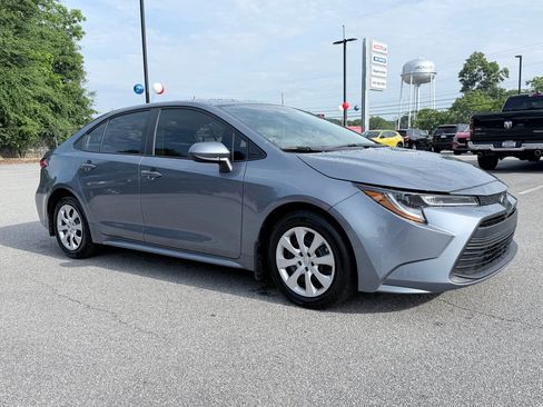 Used 2025 Toyota Corolla LE FWD image 2
