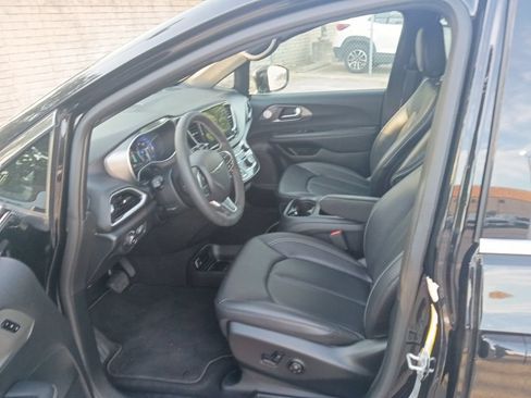 Used 2025 Chrysler Pacifica Select FWD image 4