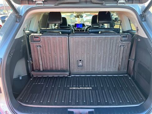 Used 2023 Toyota Highlander XLE image 6