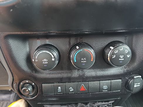 Used 2018 Jeep Wrangler Unlimited Sahara w/ Connectivity Group AWD/4WD image 24