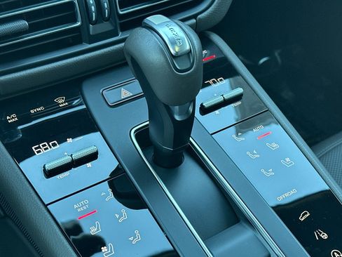 Used 2025 Porsche Macan Base image 22