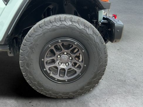Used 2023 Jeep Wrangler Unlimited Rubicon w/ Xtreme 35 Tire Package AWD/4WD image 25