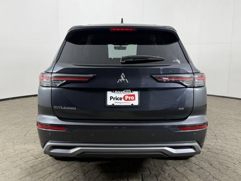 Used 2025 Mitsubishi Outlander AWD image 6