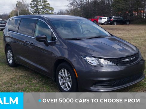 Used 2022 Chrysler Voyager LX image 2
