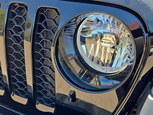 Used 2021 Jeep Gladiator Sport AWD/4WD image 19