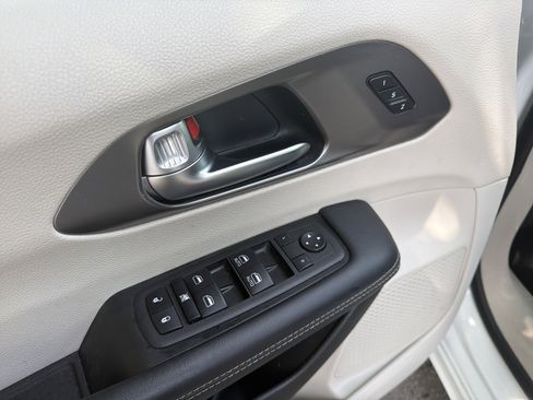 Used 2023 Chrysler Pacifica Touring-L FWD image 17