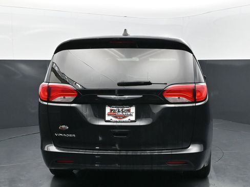 Used 2023 Chrysler Voyager LX image 5