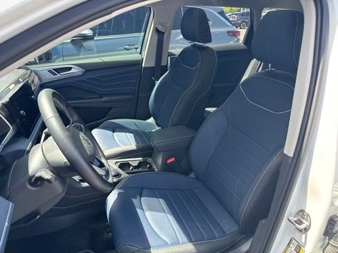 Used 2025 Volkswagen Taos SEL AWD/4WD image 6