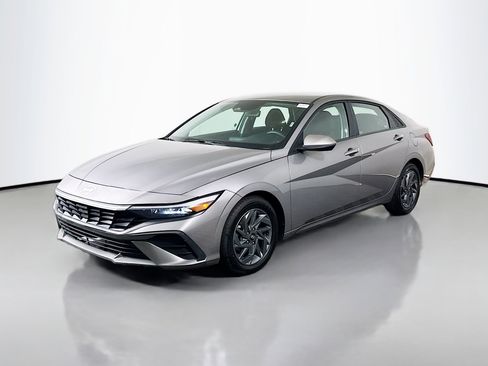 Used 2024 Hyundai Elantra SEL image 4