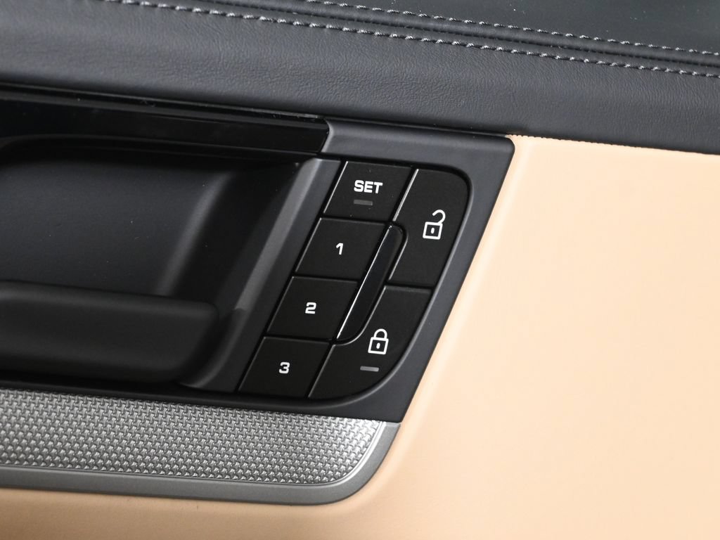 Used 2026 Porsche Cayenne AWD/4WD image 31