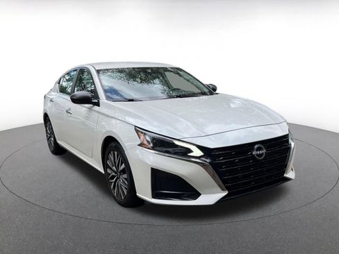 Used 2025 Nissan Altima 2.5 SV image 1