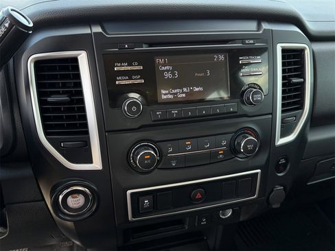 Used 2018 Nissan Titan S image 21