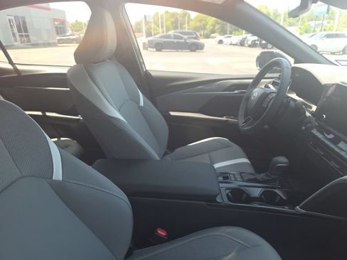 Used 2025 Toyota Camry SE w/ Convenience Package FWD image 5