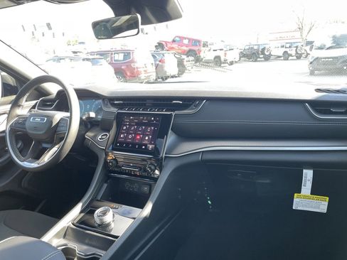 Used 2025 Jeep Grand Cherokee L Laredo image 27