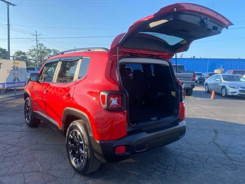 Used 2023 Jeep Renegade Latitude AWD/4WD image 4