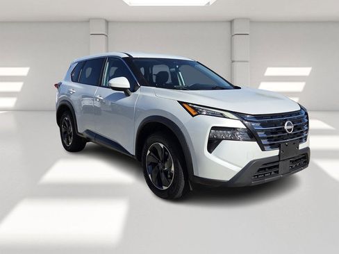 Used 2024 Nissan Rogue SV image 7