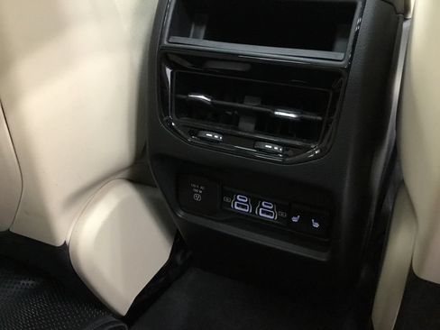 Used 2023 Jeep Grand Cherokee Limited w/ Luxury Tech Group II AWD/4WD image 21